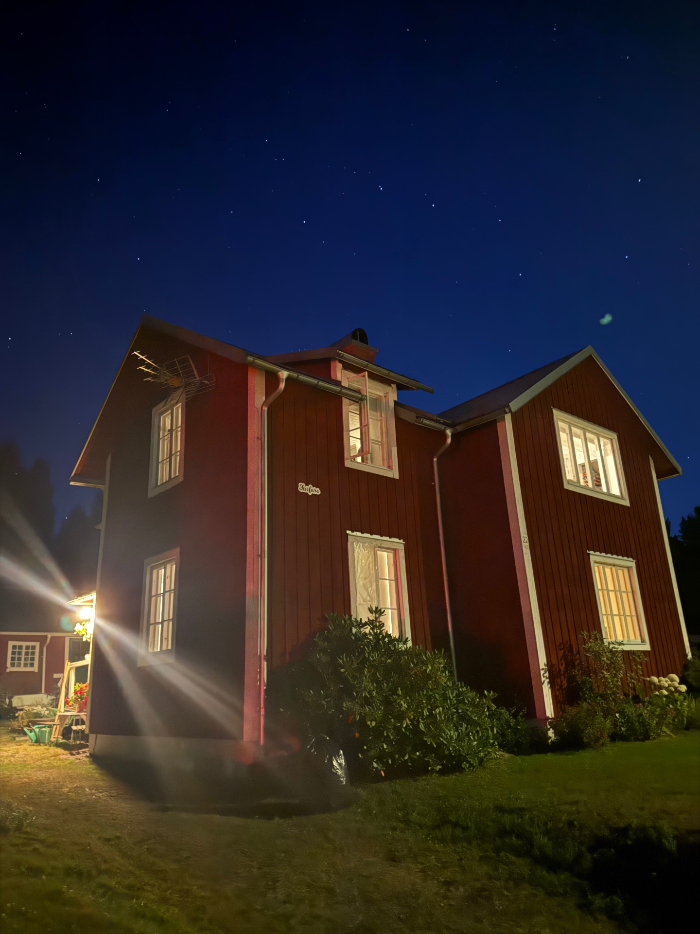 Farfars röda hus en stjärnklar kväll